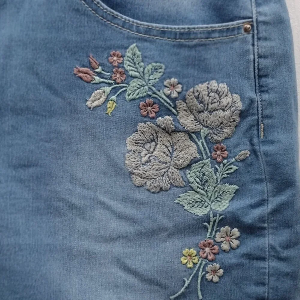 Royalty For Me Embroidered Denim Shorts Women’s Size 14 Blue Stretch Floral Casu - Picture 2 of 10